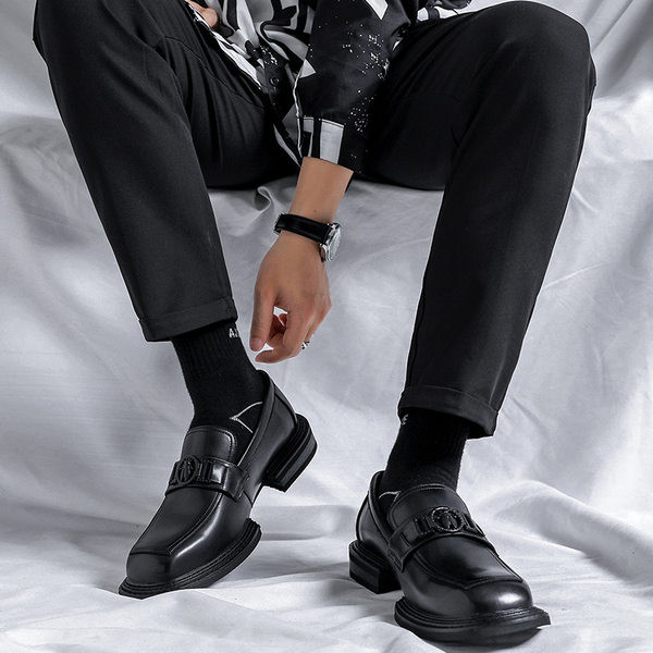 Uus metallkaunistustega nahkjalatsite mudel