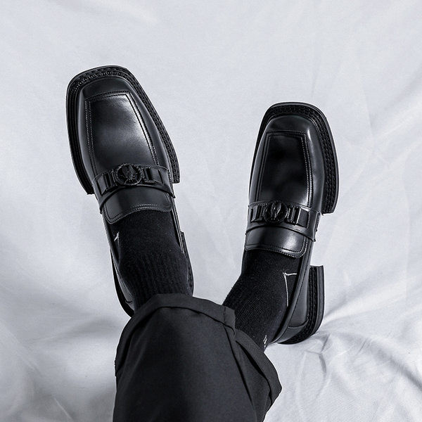 Uus metallkaunistustega nahkjalatsite mudel