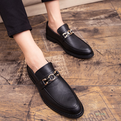 Uus metallpandlaga teravatipuliste kunstnahast kingade mudel