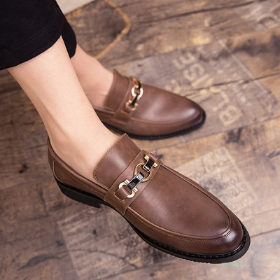 Uus metallpandlaga teravatipuliste kunstnahast kingade mudel