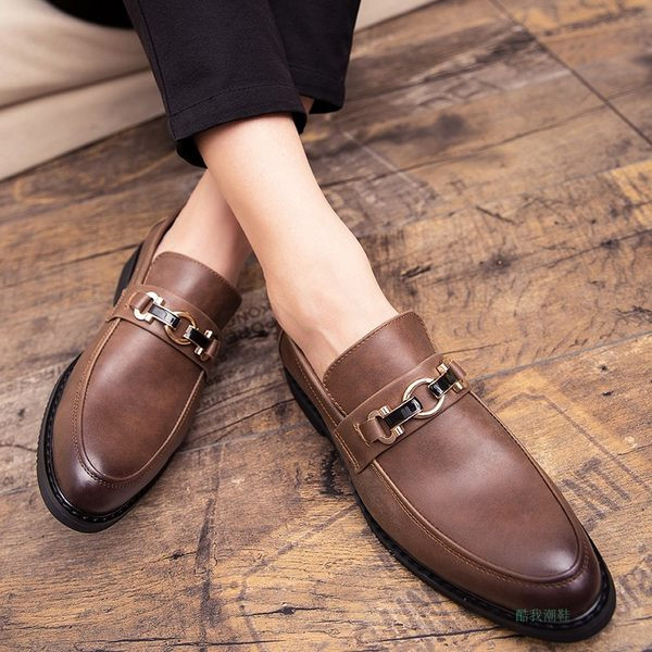 Uus metallpandlaga teravatipuliste kunstnahast kingade mudel