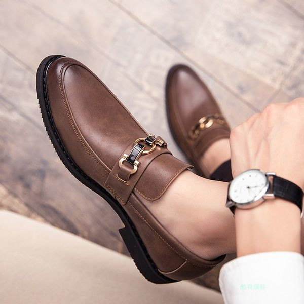 Uus metallpandlaga teravatipuliste kunstnahast kingade mudel