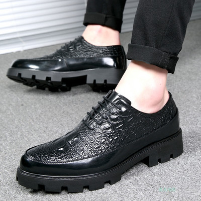 Moodsad meeste teravatipulised kunstnahast kingad – mitu mudelit