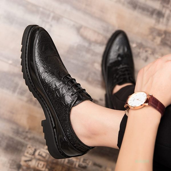 Moodsad meeste teravatipulised kunstnahast kingad – mitu mudelit