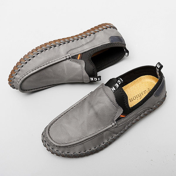 Μοντέρνα ανδρικά παπούτσια με επίπεδη σόλα