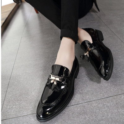 Elegant patent leather shoes for men with metal decoration and tassels