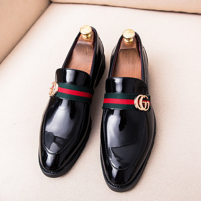 Elegantsed metallkaunistuse ja tuttidega lakknahast kingad meestele