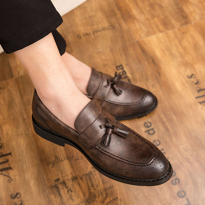 Elegantsed metallkaunistuse ja tuttidega lakknahast kingad meestele