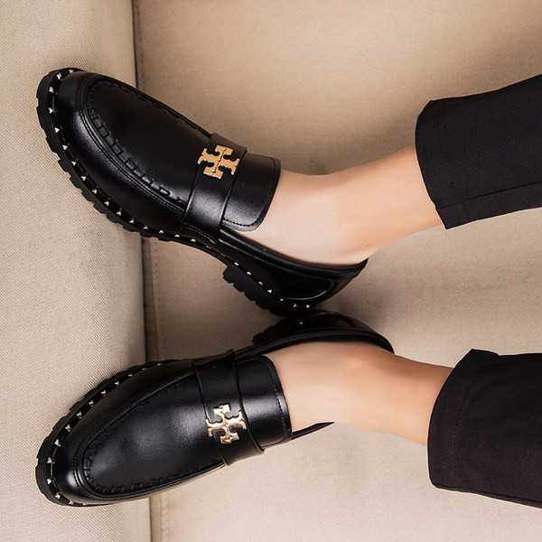 Elegantsed metallkaunistuse ja tuttidega lakknahast kingad meestele