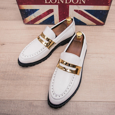 Модерни лачени обувки с метални пулове и декорация подходящи и за официален повод