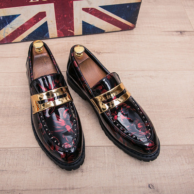 Модерни лачени обувки с метални пулове и декорация подходящи и за официален повод