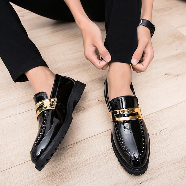 Модерни лачени обувки с метални пулове и декорация подходящи и за официален повод