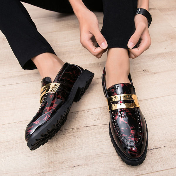 Модерни лачени обувки с метални пулове и декорация подходящи и за официален повод