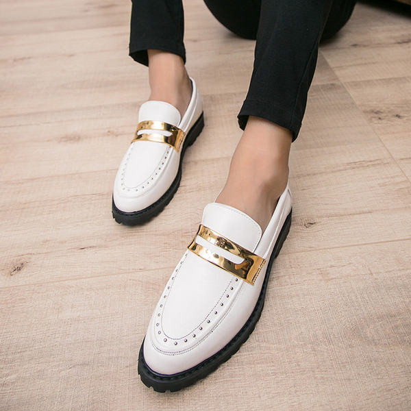 Модерни лачени обувки с метални пулове и декорация подходящи и за официален повод