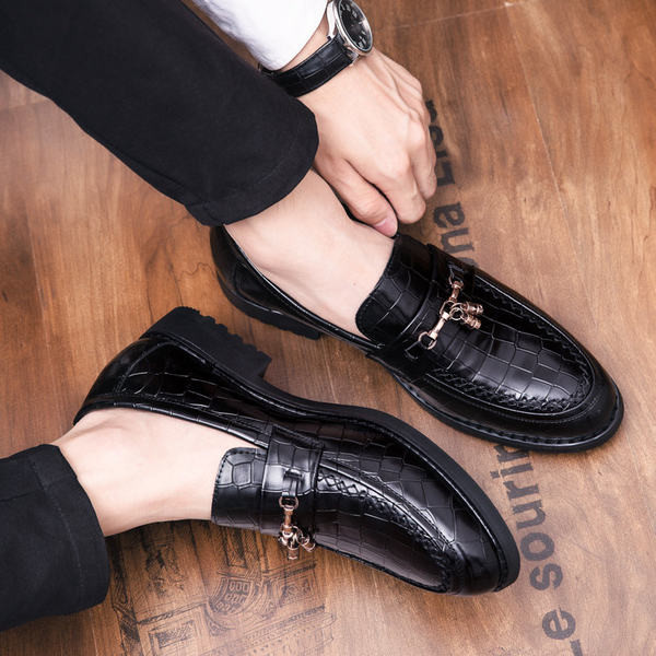 Ανδρικά κομψά παπούτσια από οικολογικό δέρμα με μεταλλική διακόσμηση