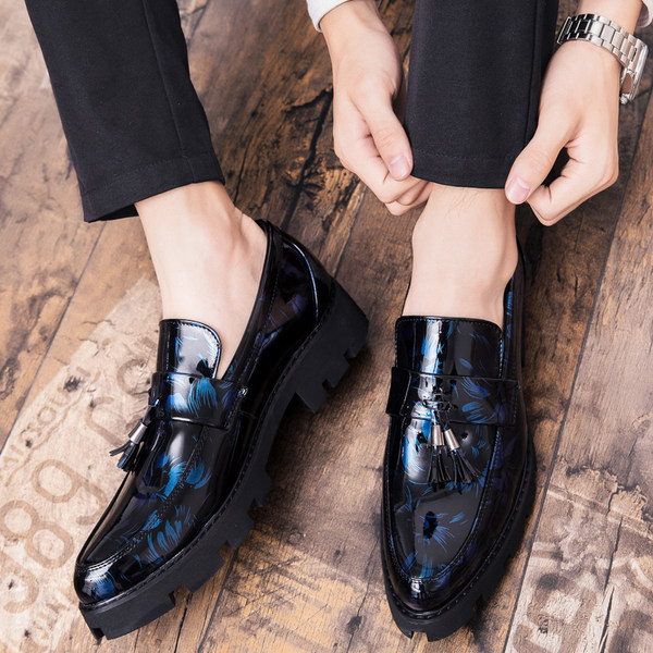 Moodsad kahevärvilised tutiga meeste lakknahast kingad