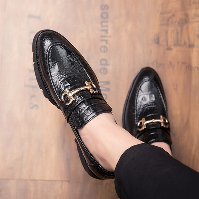 Eko bőrből készült férfi cipő új modellje fém csattal