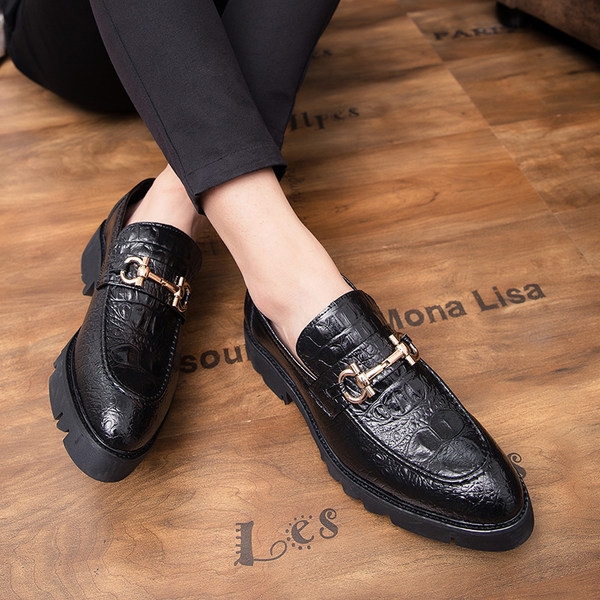 Eko bőrből készült férfi cipő új modellje fém csattal