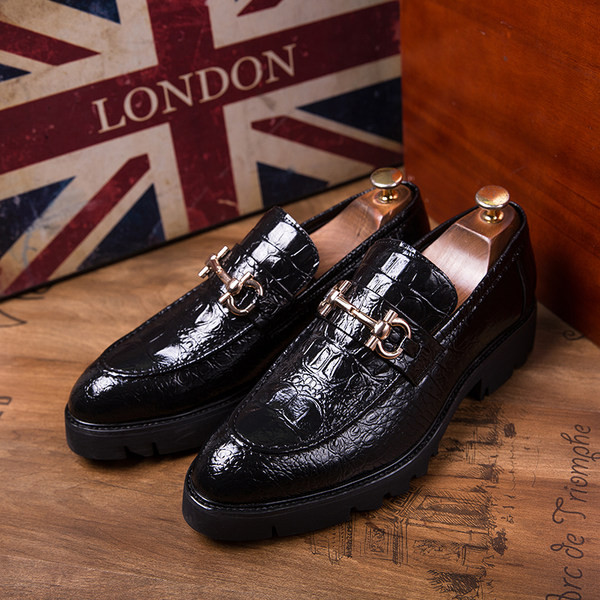 Eko bőrből készült férfi cipő új modellje fém csattal