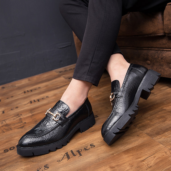 Eko bőrből készült férfi cipő új modellje fém csattal