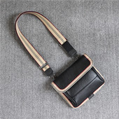 Férfi négyszögletes táska fém rögzítéssel és cipzárral