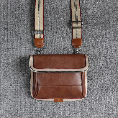 Férfi négyszögletes táska fém rögzítéssel és cipzárral