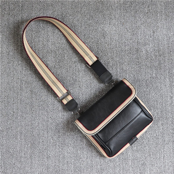 Férfi négyszögletes táska fém rögzítéssel és cipzárral