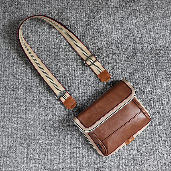 Férfi négyszögletes táska fém rögzítéssel és cipzárral