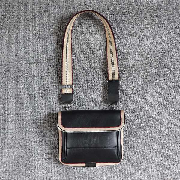 Férfi négyszögletes táska fém rögzítéssel és cipzárral