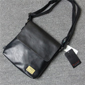 Modern férfi műbőr táska fém rögzítéssel