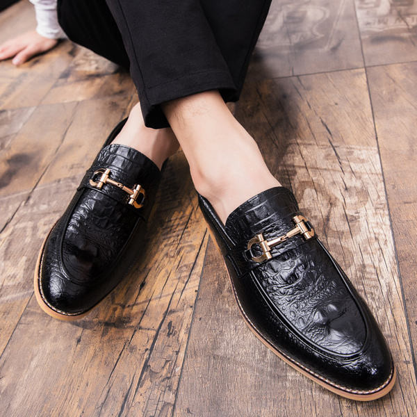 Modern cipő krokodilbőr utánzatból és fém díszítéssel