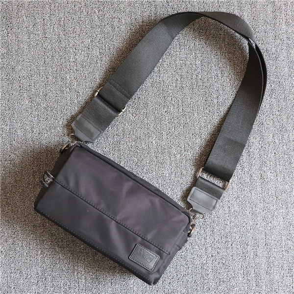 Férfi mini textil táska és cipzárral záródik