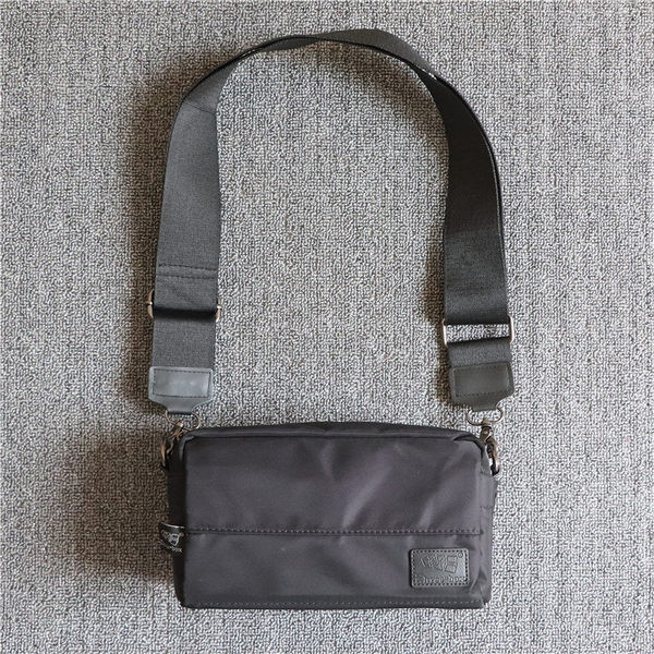 Férfi mini textil táska és cipzárral záródik