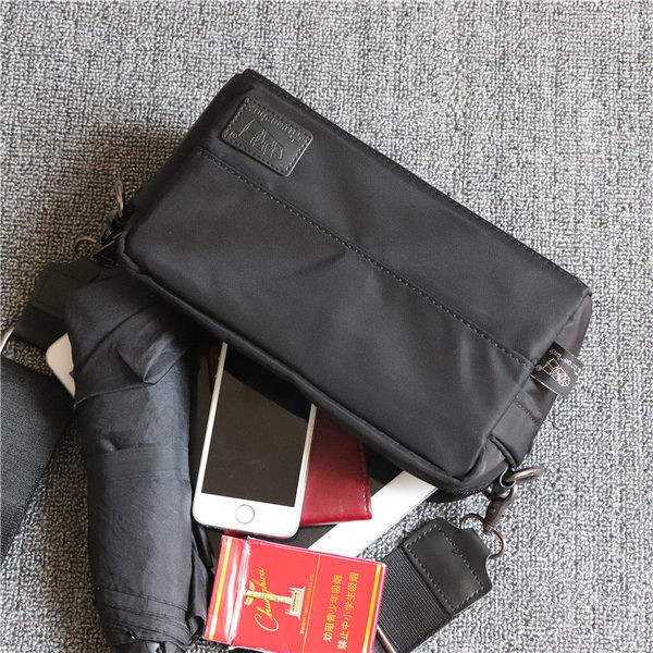 Férfi mini textil táska és cipzárral záródik