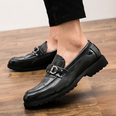 Moodsad tutidega lakknahast kingad meestele