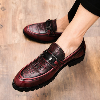 Moodsad tutidega lakknahast kingad meestele