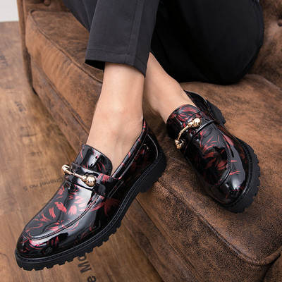 Moodsad tutidega lakknahast kingad meestele