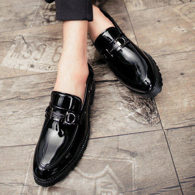 Moodne metallelemendiga lakknahast kingad teravatipuline mudel