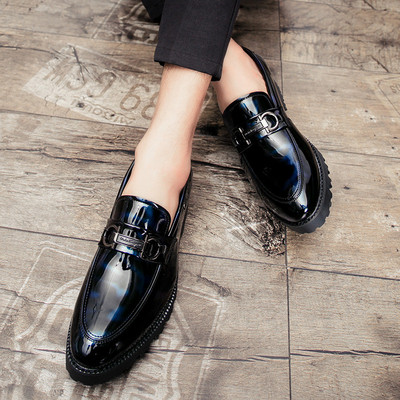 Moodne metallelemendiga lakknahast kingad teravatipuline mudel