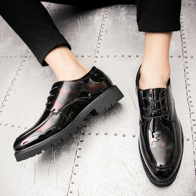 Moodne metallelemendiga lakknahast kingad teravatipuline mudel