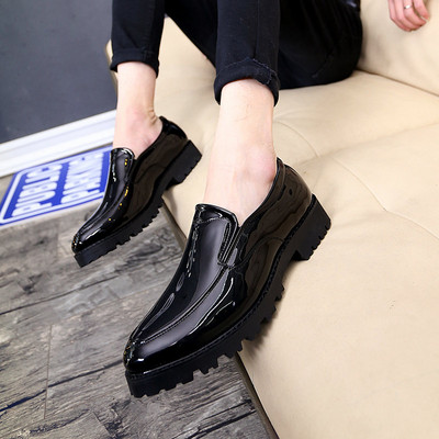 Moodne metallelemendiga lakknahast kingad teravatipuline mudel