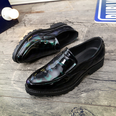 Moodne metallelemendiga lakknahast kingad teravatipuline mudel