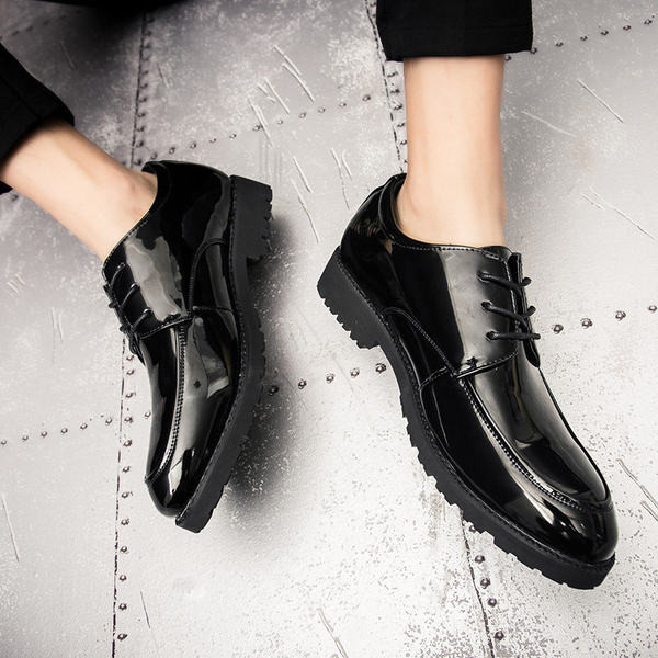 Moodne metallelemendiga lakknahast kingad teravatipuline mudel