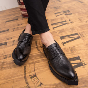 Kareda talla ja paeltega uus meeste teravatipuliste kingade mudel