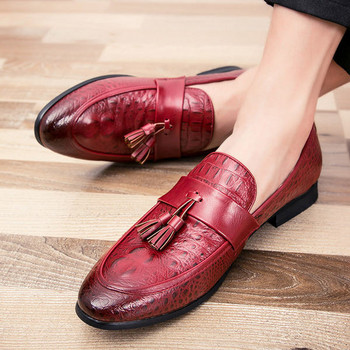 Заострен модел елегантни обувки от имитация на крокодилска кожа