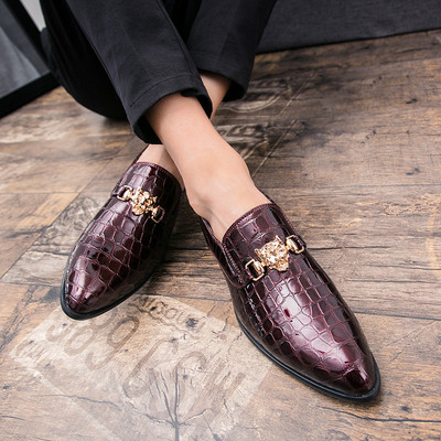 Terava mudeliga elegantsed krokodillinaha imitatsioonist kingad