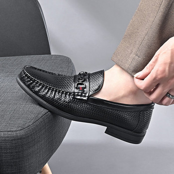 Нов модел мъжки обувки с метална декорация