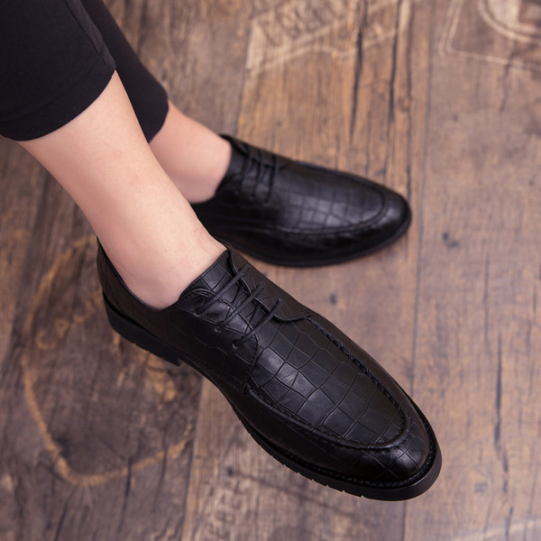 Formaalsed paeltega kunstnahast meeste kingad