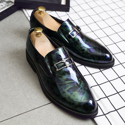 Elegáns lakkbőr cipő fém díszítéssel