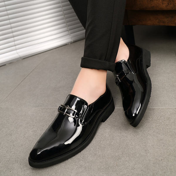 Elegáns lakkbőr cipő fém díszítéssel